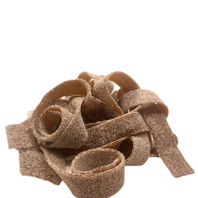 Bonbons Bandos goût cola, larges rubans gélifiés marrons enroulés et recouverts de sucre citrique piquant.