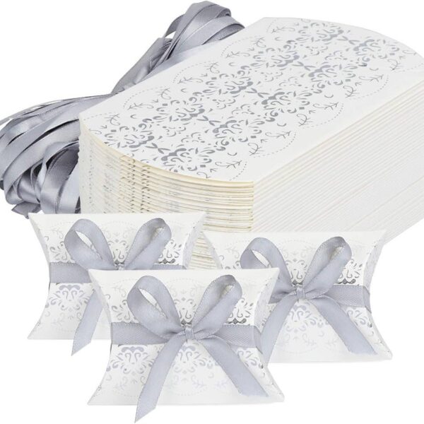 Lot de contenants pour dragées en carton blanc avec motifs arabesques argentés, forme coussin, incluant des rubans en satin gris argenté pour réceptions.
