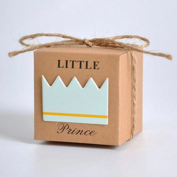 Boîte à dragées cubique en carton kraft avec motif couronne bleu ciel "Little Prince" et fermeture par cordelette en chanvre pour baptême garçon.