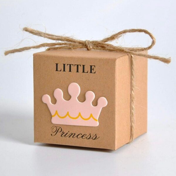 Petite boîte cadeau cubique en carton kraft avec motif couronne rose "Little Princess" et nœud en corde de chanvre naturelle.