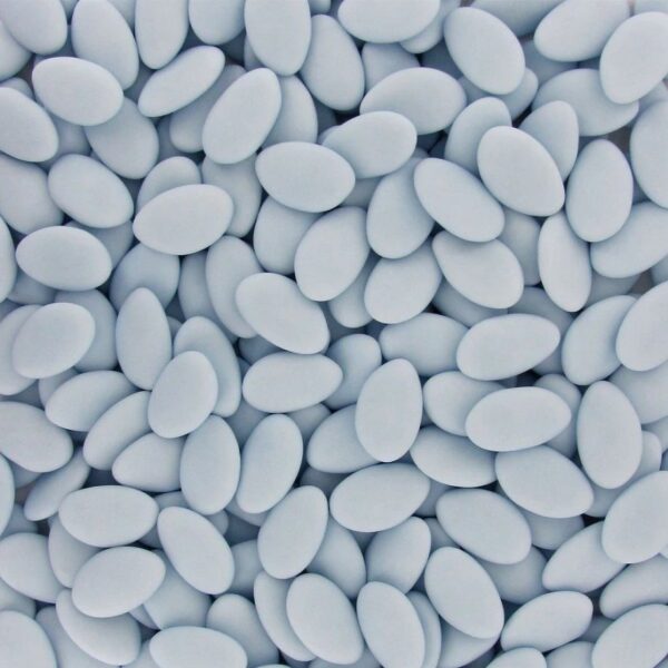 Vue d'ensemble de dragées en forme d'amande au chocolat noir intense 71% de cacao, finition bleu azur mat.