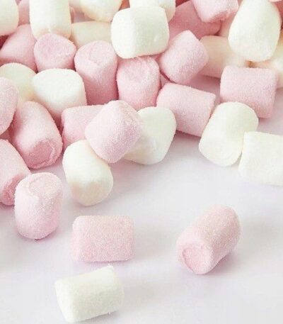 Mélange de mini guimauves cylindriques Haribo, couleurs rose pastel et blanc, texture moelleuse pour décoration de dessert.