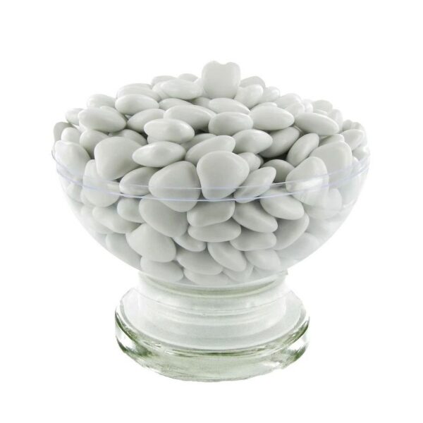 Coupe en verre remplie de mini dragées en forme de cœurs au chocolat avec un enrobage de sucre blanc brillant.