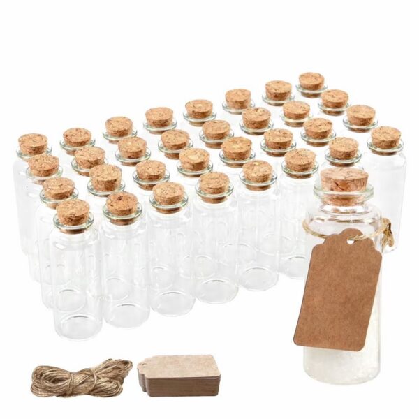 Lot de 32 petites bouteilles cylindriques en verre transparent avec bouchons en liège, corde de jute et étiquettes en carton kraft pour personnalisation.