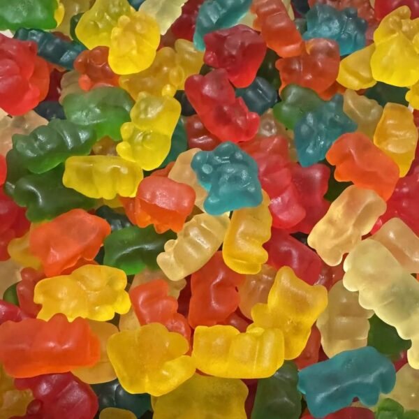 Multitude de petits oursons gélifiés multicolores (rouge, jaune, vert, orange, bleu, blanc) avec une texture brillante, certifiés Halal.
