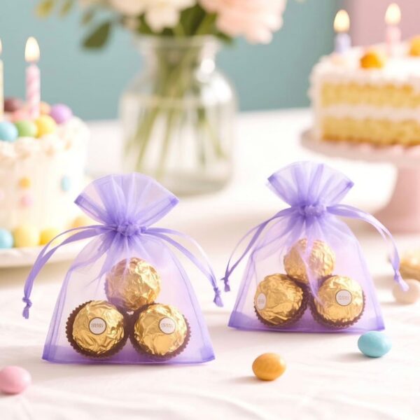 Sélection de sachets en organza : modèles blancs avec motifs fleurs dorées et perles, pochons blancs unis et sachets violet translucide contenant des chocolats.