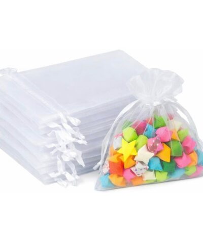 Lot de sachets en organza blanc transparent, modèles unis et modèles à motifs fleurs blanches et dorées avec perles nacrées.