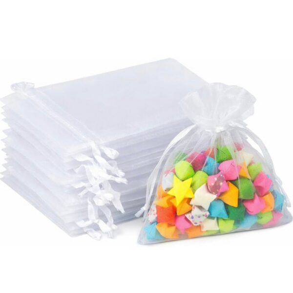 Lot de sachets en organza blanc transparent, modèles unis et modèles à motifs fleurs blanches et dorées avec perles nacrées.