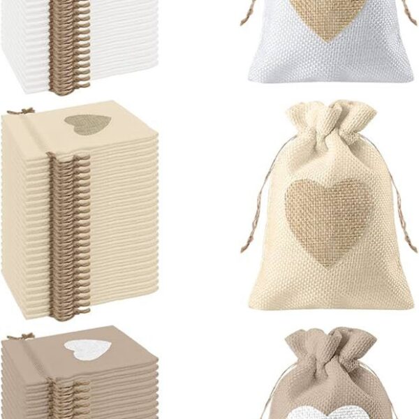 Assortiment de pochettes en toile de jute naturelle avec un motif cœur contrasté en blanc ou lin, idéales pour contenir des dragées de mariage ou des bonbons.